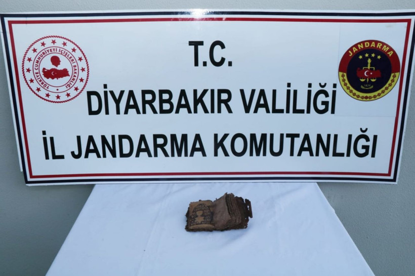 Tam 17 yaprak 34 sayfa altın yazmalı! Diyarbakır’da Roma dönemine ait tarihi eser ele geçirildi - Resim: 1