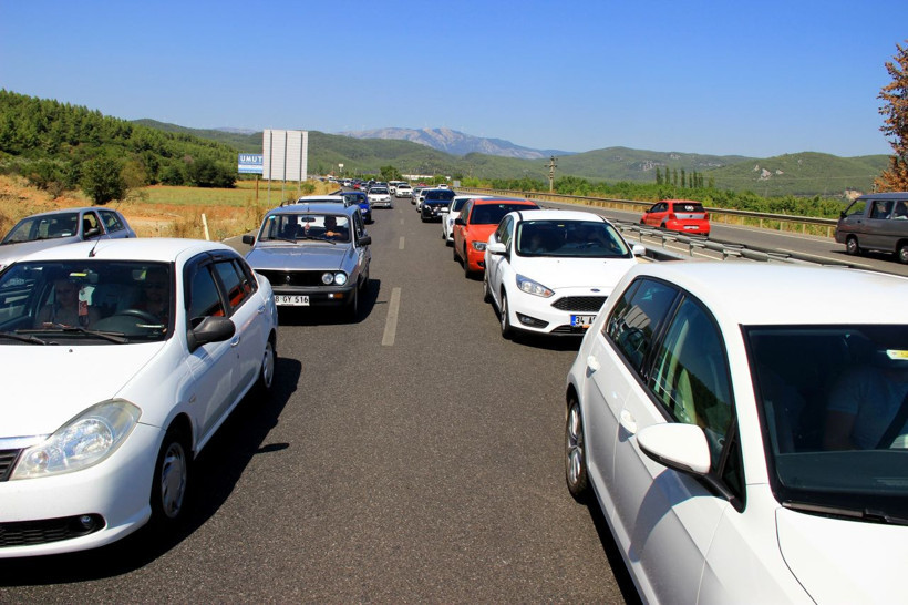 Muğla’nın Akyaka mahallesi bayramda nüfusunu 25'e katladı araç trafiği kilitlendi - Resim: 3