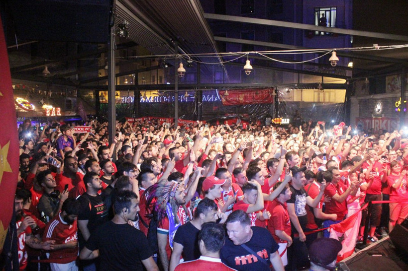 Liverpoollu taraftarlar maç öncesi İstanbul’da doyasıya eğlendi - Resim: 1