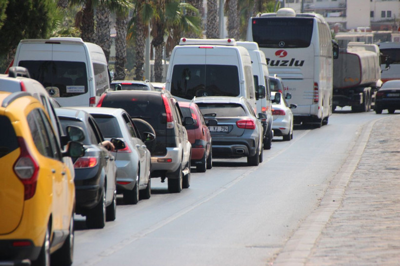 Tatilciler dönüşe geçti! Kilometrelerce kuyruk oluştu - Resim: 2