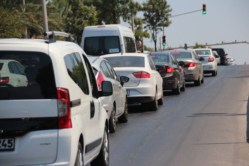 Tatilciler dönüşe geçti! Kilometrelerce kuyruk oluştu - Resim: 1