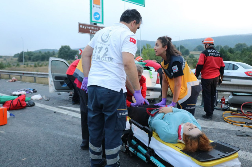 Bolu TEM otoyolunda otomobil minibüsle çarpıştı! Çok sayıda yaralı var - Resim: 4