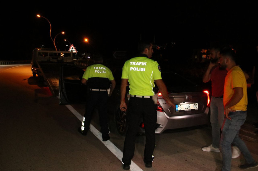 Sakarya'da 1'i kadın 2 gasp şüphesi polisin dur ihtarına uymadı aracı bırakıp ormana kaçtılar - Resim: 4
