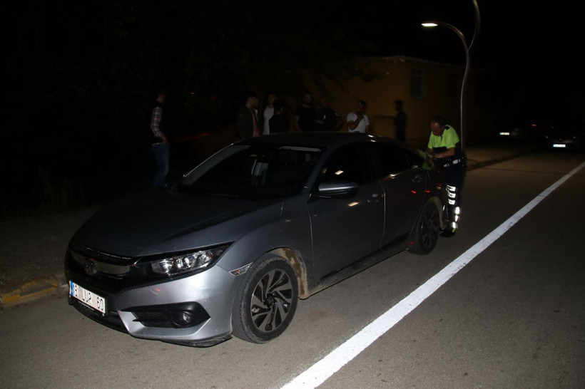 Sakarya'da 1'i kadın 2 gasp şüphesi polisin dur ihtarına uymadı aracı bırakıp ormana kaçtılar - Resim: 2