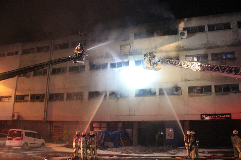 Küçükçekmece’de kozmetik ürün deposunda yangın çıktı - Resim: 1