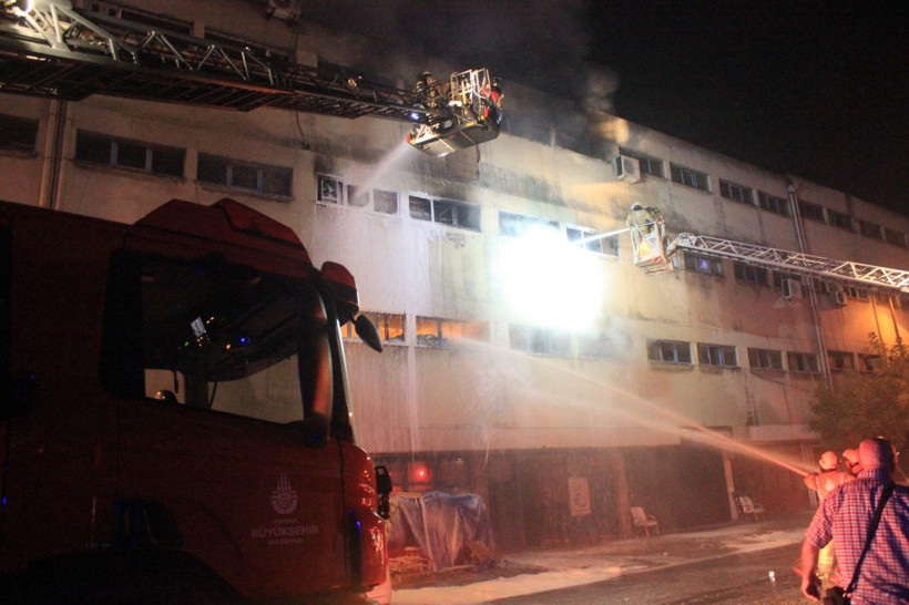 Küçükçekmece’de kozmetik ürün deposunda yangın çıktı - Resim: 2