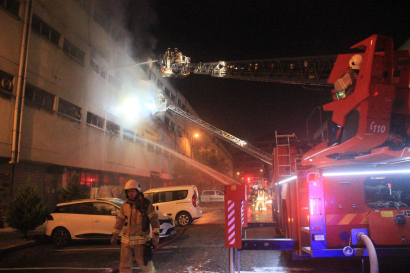 Küçükçekmece’de kozmetik ürün deposunda yangın çıktı - Resim: 3