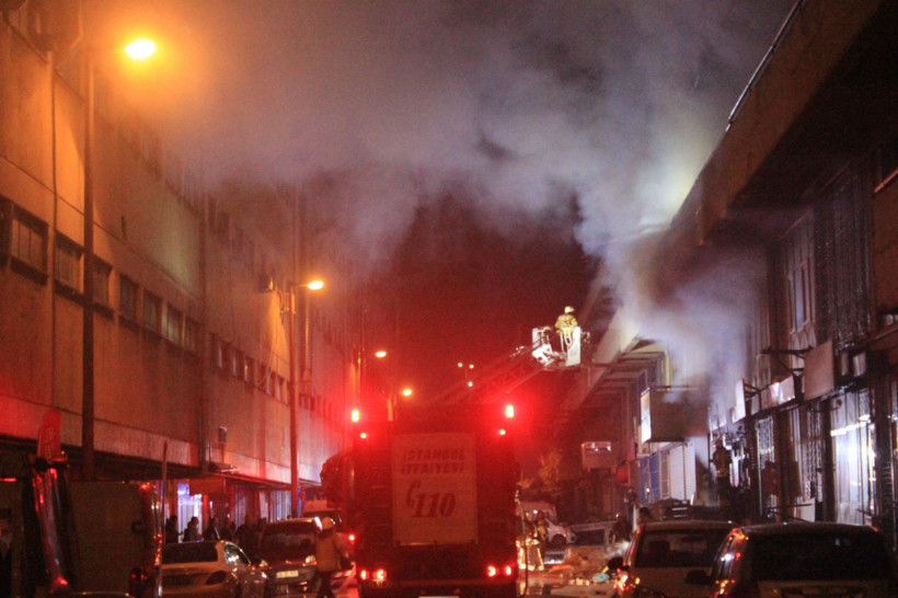 Küçükçekmece’de kozmetik ürün deposunda yangın çıktı - Resim: 4
