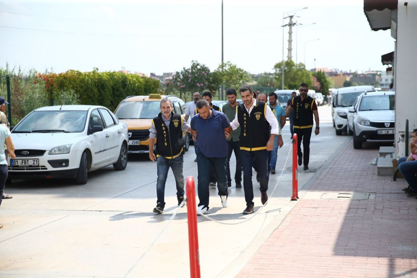 Adana'da yaptıkları vurgunu İstanbul'da eğlence mekanında yerlerken yakalandılar - Resim: 4