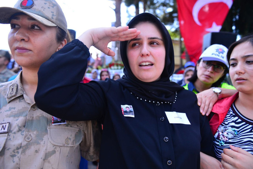 İki ilde şehit cenazeleri vardı şehit eşini asker selamıyla uğurladı - Resim: 2