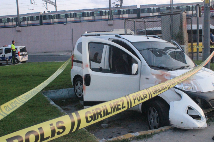 Camlarında kurşun delikleri bulunan araç kaza yaptı: 2 yaralı - Resim: 3