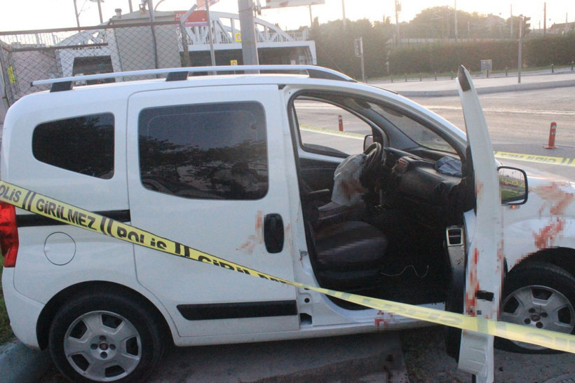 Camlarında kurşun delikleri bulunan araç kaza yaptı: 2 yaralı - Resim: 4