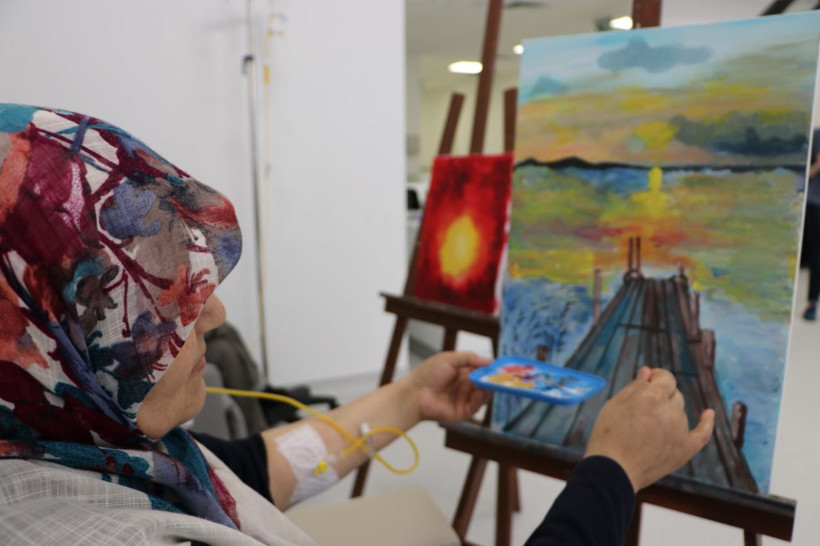 Bir ellerinde serum bir ellerinde fırça! Onkoloji servisi atölyeye dönüştü - Resim: 3