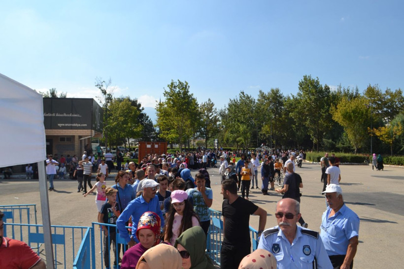 Bursa'da bedava köfte ekmek kuyruğu - Resim: 3