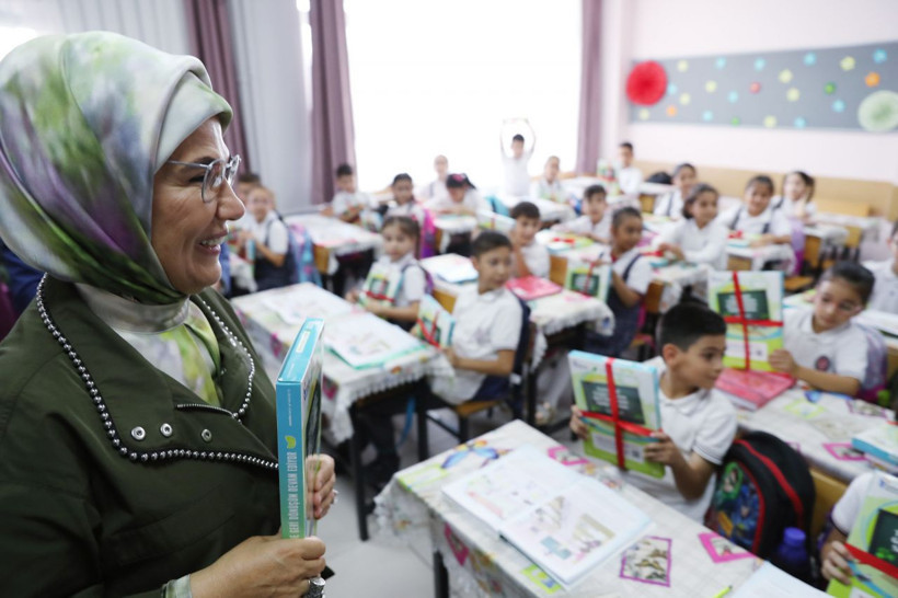 Emine Erdoğan Esenler'de öğrencilere atıktan üretilen defter dağıttı - Resim: 3