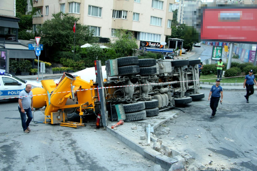 Beşiktaş'ta beton mikserinin yokuş aşağı inerken devrilme anları kamerada - Resim: 2