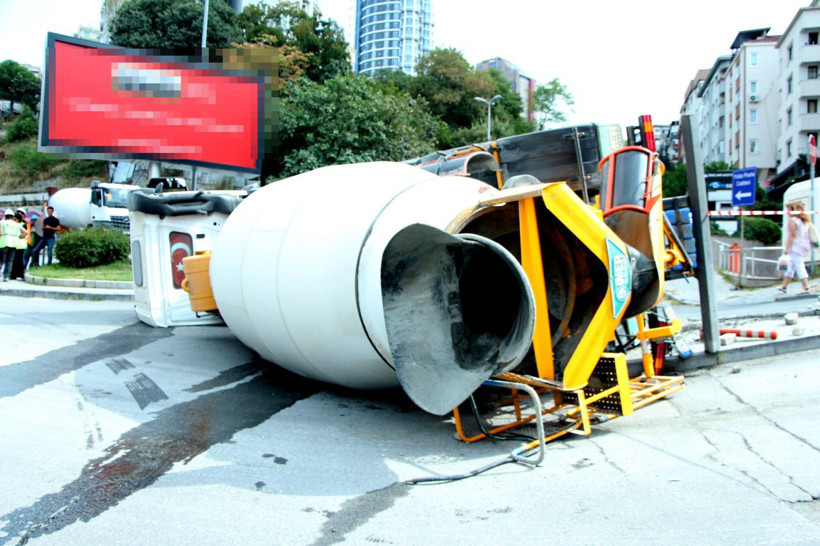 Beşiktaş'ta beton mikserinin yokuş aşağı inerken devrilme anları kamerada - Resim: 1