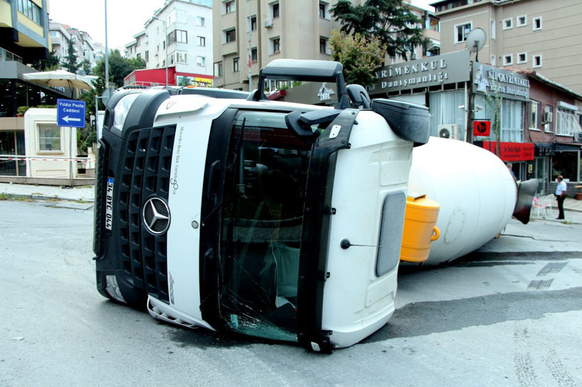 Beşiktaş'ta beton mikserinin yokuş aşağı inerken devrilme anları kamerada - Resim: 3
