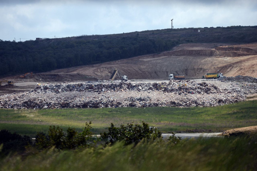 İstanbullunun çöplerinin biriktirildiği çöp dağları görüntülendi! Adeta köpeklerin yuvası oldu - Resim: 2