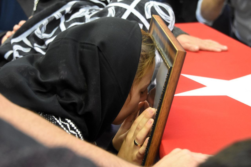 Şehit teğmenin eşinden kızına: Bak kızım bu senin baban veda et babana - Resim: 4