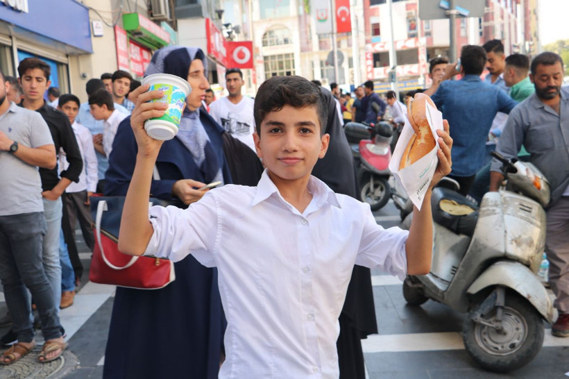 Urfa'da metrelerce kuyruk oluştu! Bedava olduğunu duyan koştu! - Resim: 4