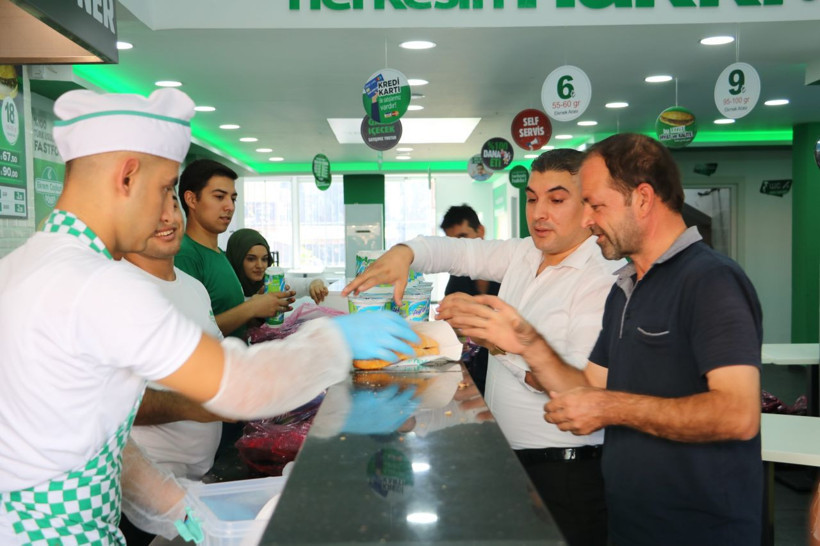 Urfa'da metrelerce kuyruk oluştu! Bedava olduğunu duyan koştu! - Resim: 1