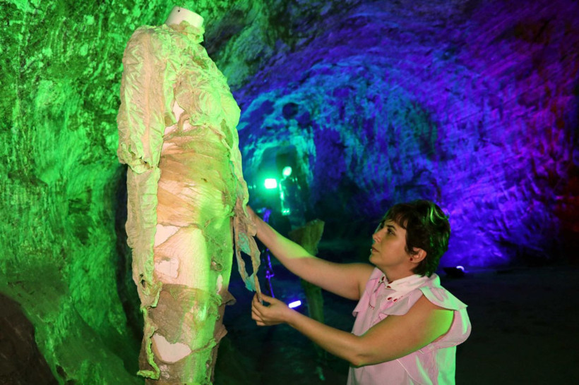 Kurutulmuş bağırsaklardan elbise yaptı eserleri görenler çok şaşırdı - Resim: 1