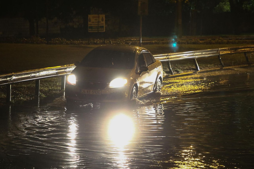 İstanbul'da kuvvetli fırtına ve sağanak etkili oldu ağaçlar devrildi yollar göle döndü - Resim: 3