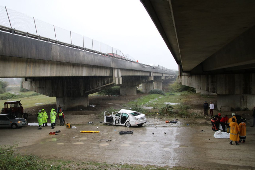 Düzce'de feci kaza... 30 metrelik viyadükten aşağı uçtu: 2 ölü, 2 yaralı - Resim: 4