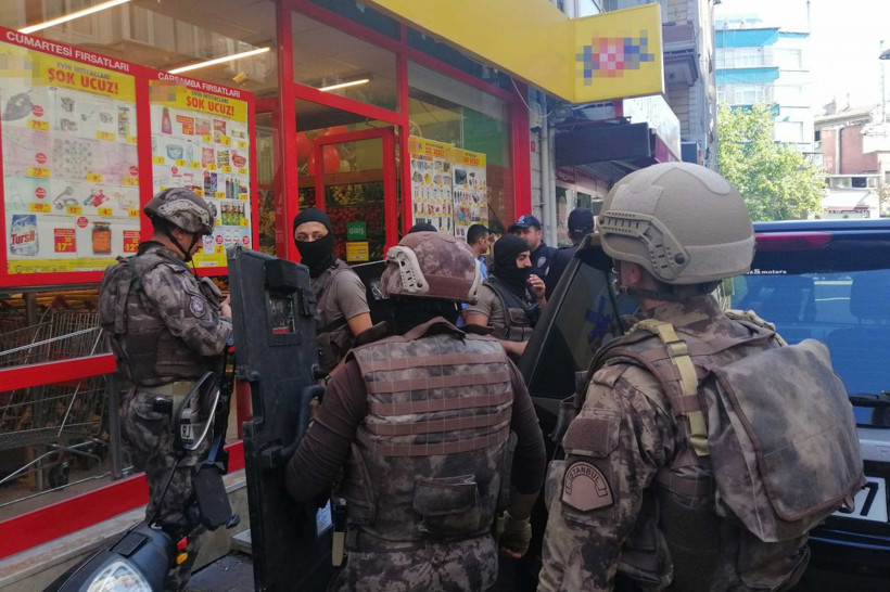 İstanbul Fatih'te kendini marketin tuvaletine kilitleyen kişi polise zor anlar yaşattı - Resim: 1