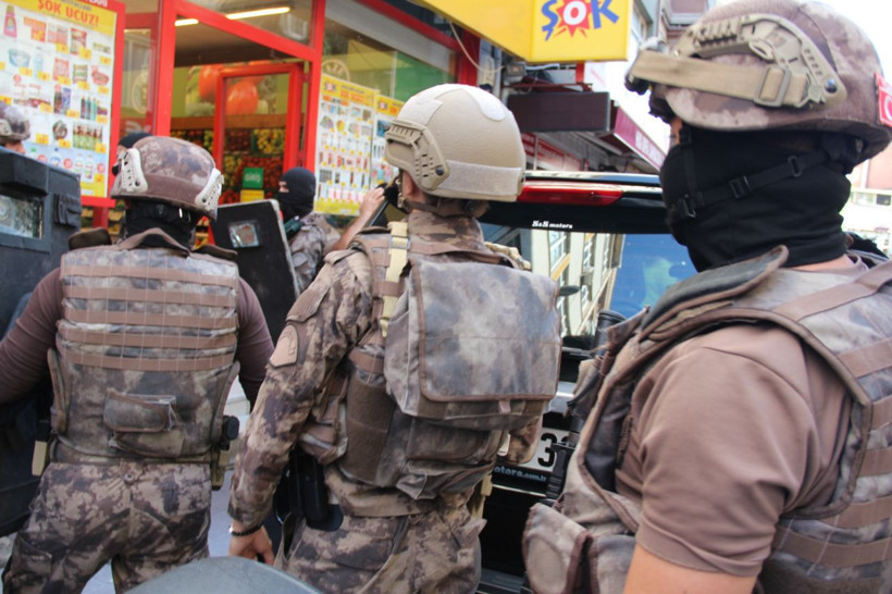 İstanbul Fatih'te kendini marketin tuvaletine kilitleyen kişi polise zor anlar yaşattı - Resim: 2