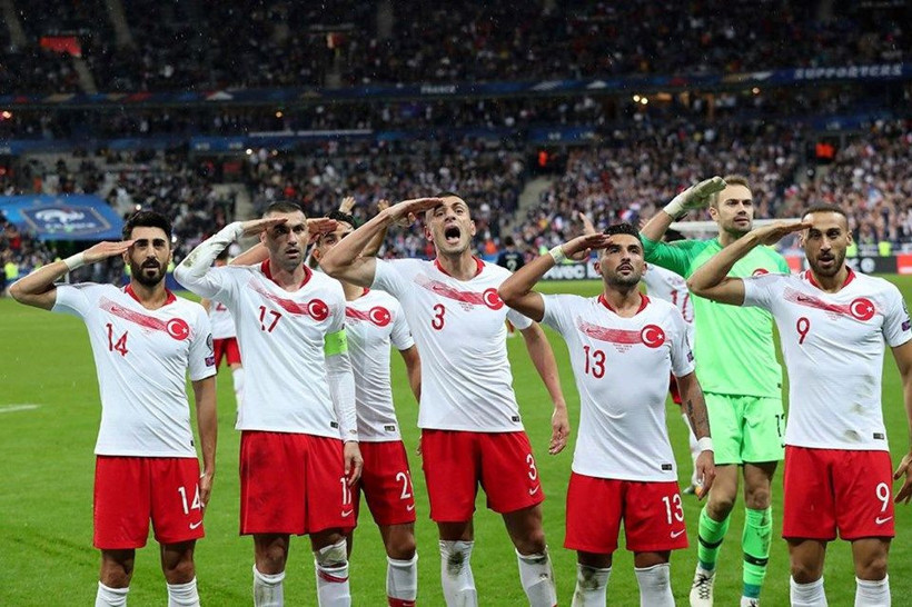 Paris'i fetheden Türkler Nazi selamı ve Ronaldo'nun tarihe geçtiği gece - Resim: 1