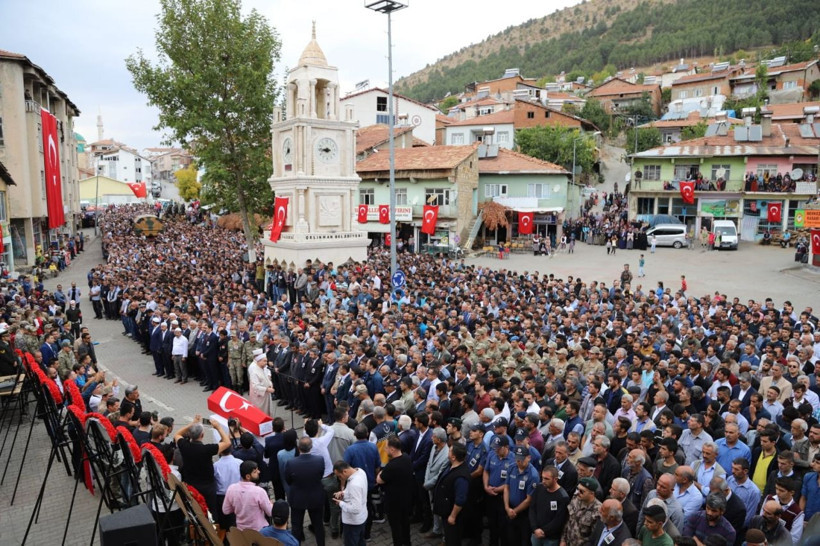 Münbiç şehidi Kürtçe ağıtlarla ebediyete uğurlandı - Resim: 2