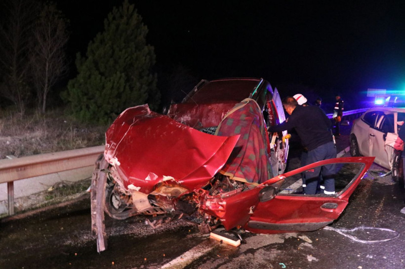 Bolu’da zincirleme trafik kazası 3 ölü 2 yaralı - Resim: 1