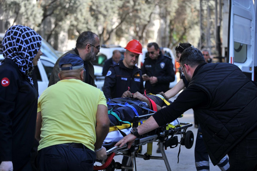 5 saatlik ikna çabasına rağmen 52 metreden atladı - Resim: 3