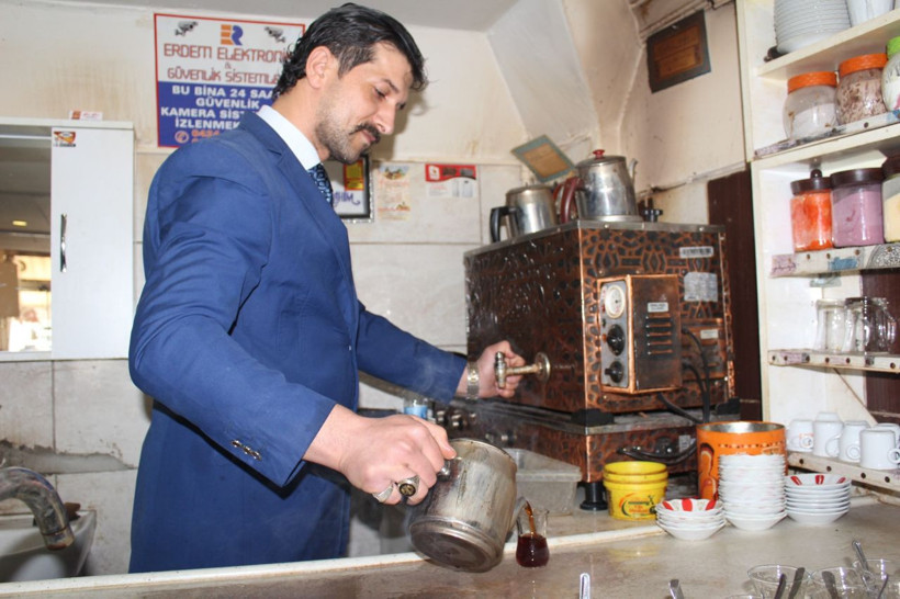 Elazığ'da yaşıyor 20 yıldır takım elbise ile çay servisi yapıyor - Resim: 2