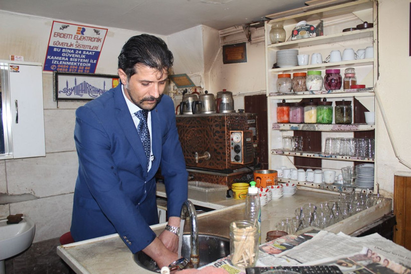 Elazığ'da yaşıyor 20 yıldır takım elbise ile çay servisi yapıyor - Resim: 3