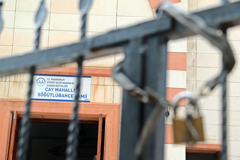 Caminin kapısına kilit vuruldu vatandaş demirden atlayıp ibadet ediyor - Resim: 1