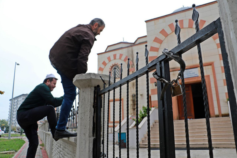 Caminin kapısına kilit vuruldu vatandaş demirden atlayıp ibadet ediyor - Resim: 4