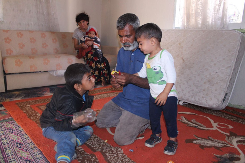 Elindeki plastik şişelerle yaşamak zorunda yoksa kendine zarar veriyor - Resim: 2