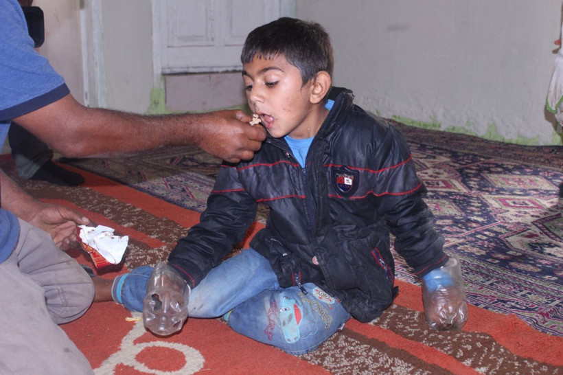 Elindeki plastik şişelerle yaşamak zorunda yoksa kendine zarar veriyor - Resim: 3