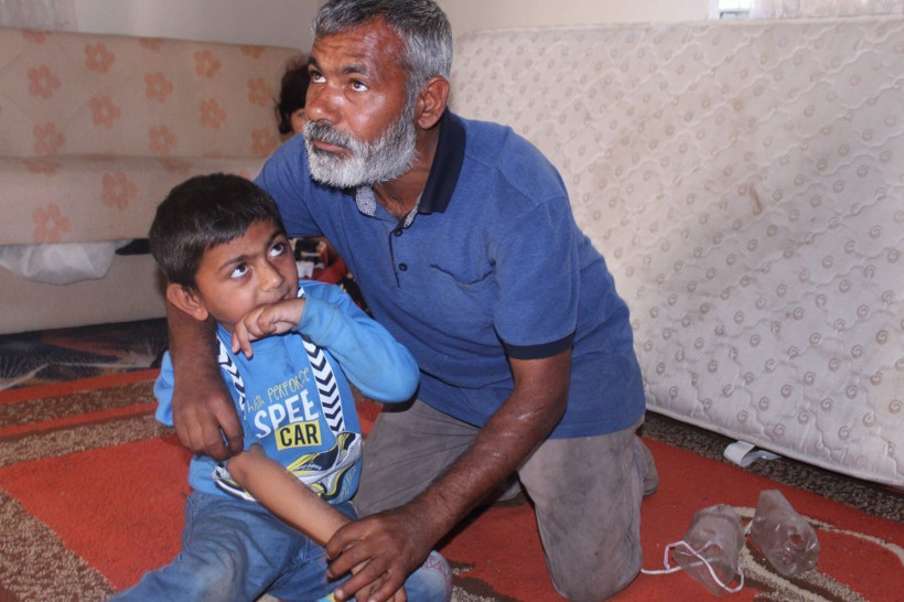 Elindeki plastik şişelerle yaşamak zorunda yoksa kendine zarar veriyor - Resim: 4