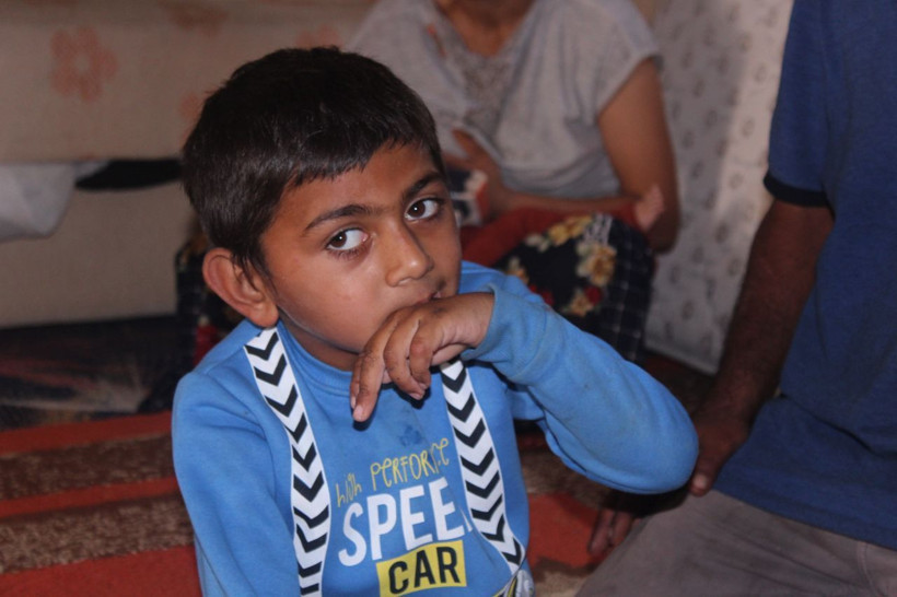 Elindeki plastik şişelerle yaşamak zorunda yoksa kendine zarar veriyor - Resim: 1