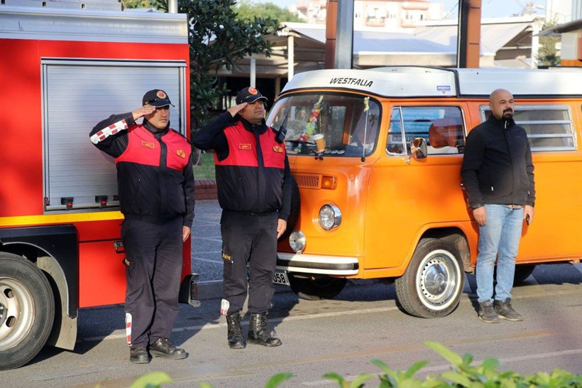 Türkiye'de saat 09.05'te hayat durdu Atatürk için saygı duruşunda bulunuldu - Resim: 1