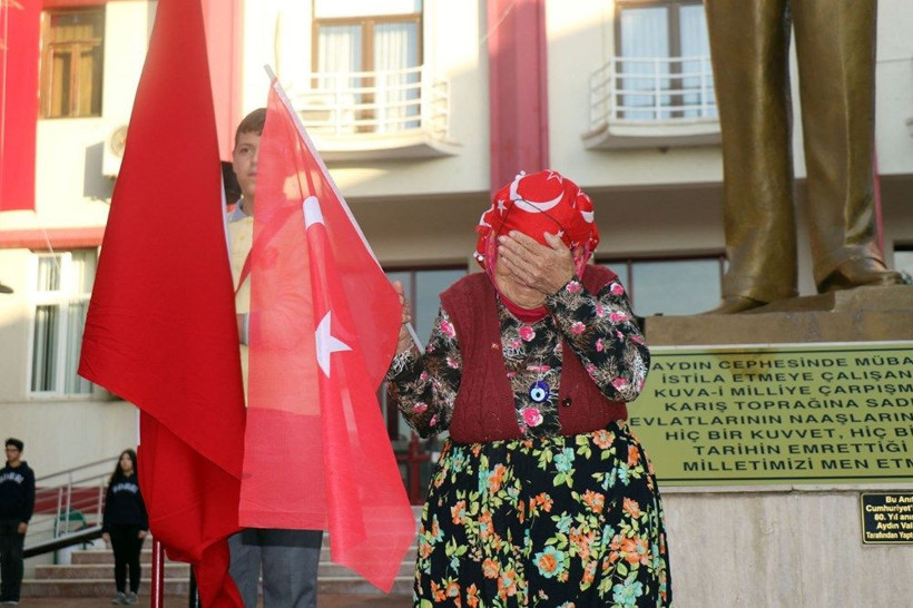 Türkiye'de saat 09.05'te hayat durdu Atatürk için saygı duruşunda bulunuldu - Resim: 3