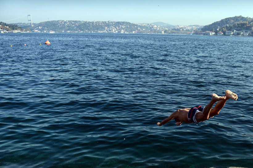 Bebek sahilinde ilginç görüntü poşete giren adamın amacı şaşırttı - Resim: 2