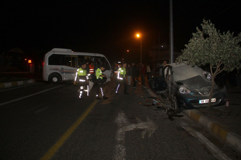 Muğla Fethiye'de minibüs sürücüsü direksiyon koltuğundan böyle fırladı - Resim: 3