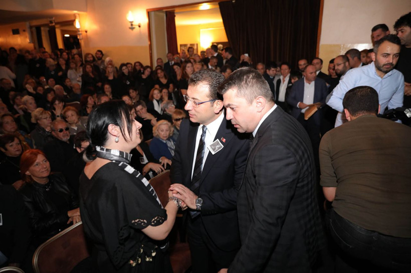 Yıldız Kenter'in cenazesinde gözler kızını aradı ünlüler cenazeye akın etti - Resim: 4