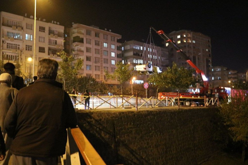 Şanlıurfa'da otomobil apartman bahçesine uçtu: 5 yaralı - Resim: 1
