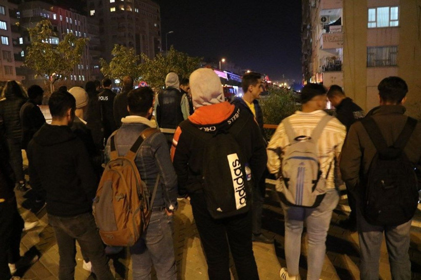 Şanlıurfa'da otomobil apartman bahçesine uçtu: 5 yaralı - Resim: 2